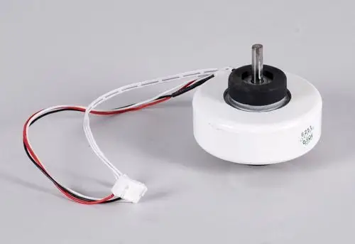 Remko Ventilatormotor mit drei Drähten, einem Metallachsenansatz und einer runden Gehäuseform in Weiß. An der Oberseite befindet sich ein gummierter Ring.