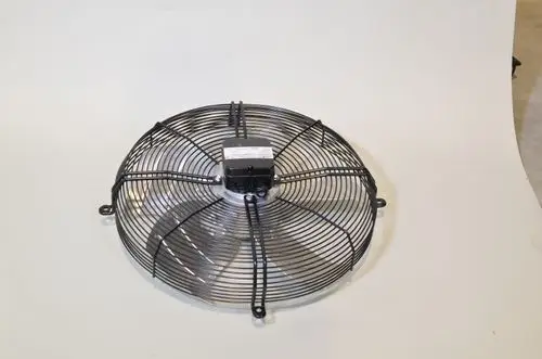 Verflüssigerventilator von Remko, rund, mit Metallgitter und zentralem Motor, auf einem neutralen Hintergrund abgebildet.