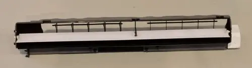 Kondensatwanne von Remko in schwarzer und weißer Ausführung, mit Halterungen und einer geraden Fläche zur Ableitung von Kondenswasser.