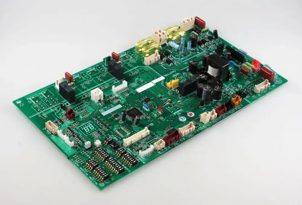 Steuerplatine von Remko mit verschiedenen Elektronikkomponenten, Anschlüssen und einem LCD-Display auf einer grünen Leiterplatte, geeignet für spezifische Anwendungen.