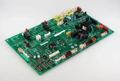 Steuerplatine von Remko mit verschiedenen Elektronikkomponenten, Anschlüssen und einem LCD-Display auf einer grünen Leiterplatte, geeignet für spezifische Anwendungen.