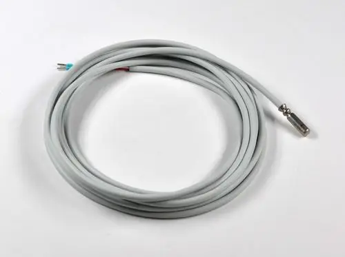 Temperaturfühler mit grauem Kabel und metallischer Spitze. Der Fühler wird von der Marke Remko angeboten und eignet sich für verschiedene Temperaturmessanwendungen.