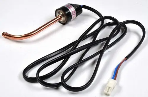 Hochdruckschalter mit einem Kupferrohr und zwei elektrischen Anschlusskabeln, hergestellt von Remko.