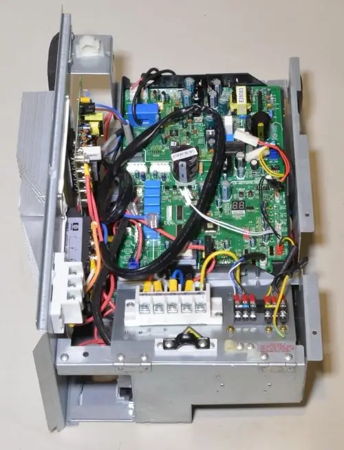 Schaltkasten von Remko mit auffälligen Leiterplatten, Kabeln und Anschlussklemmen. Übersichtliche Anordnung der elektrischen Bauteile und Verbindungen.