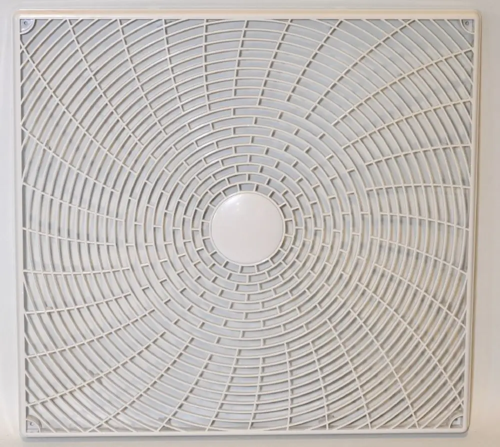 Gitter in kreisförmigem Design, montiert an einer Wand, typisches Produkt von Remko für die Luftzirkulation. Leichte, weiße Kunststoffstruktur.