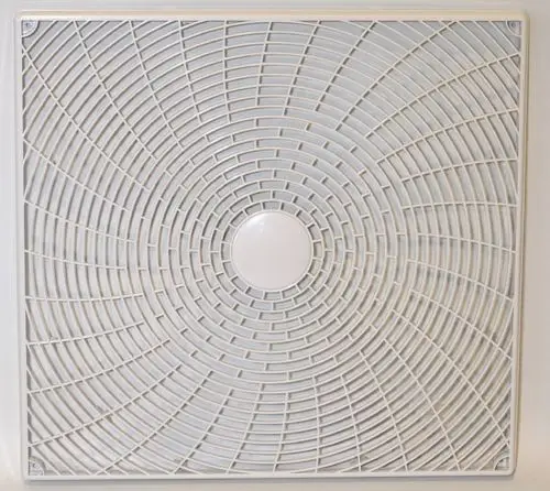 Gitter in kreisförmigem Design, montiert an einer Wand, typisches Produkt von Remko für die Luftzirkulation. Leichte, weiße Kunststoffstruktur.