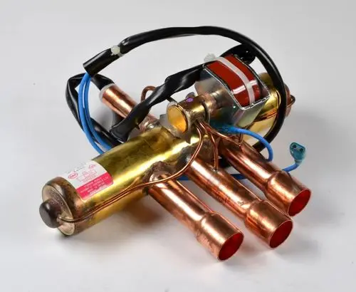 Komplexe Baugruppe mit mehreren Kupferrohren und elektrischen Anschlüssen, vermutlich für Heizungs- oder Klimaanwendungen, hergestellt von Remko.