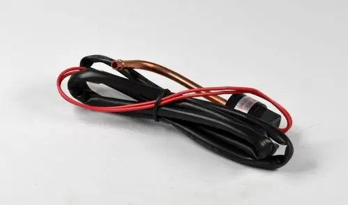Niederdruckschalter mit zwei elektrischen Anschlusskabeln, einem kurzen Kupferrohr und einer schwarzen Verbindungseinheit, hergestellt von Remko.