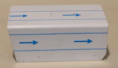 Weißer, rechteckiger Behälter mit blauen Pfeilen auf der Oberfläche, vermutlich Bestandteil eines Heizsystems von Remko.