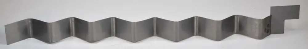 Wirbulator aus Metall mit wellenförmigem Design, hergestellt von Remko, dient zur Luftstromregulierung in Anwendungen der Heiztechnik.