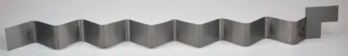 Wirbulator aus Metall mit wellenförmigem Design, hergestellt von Remko, dient zur Luftstromregulierung in Anwendungen der Heiztechnik.