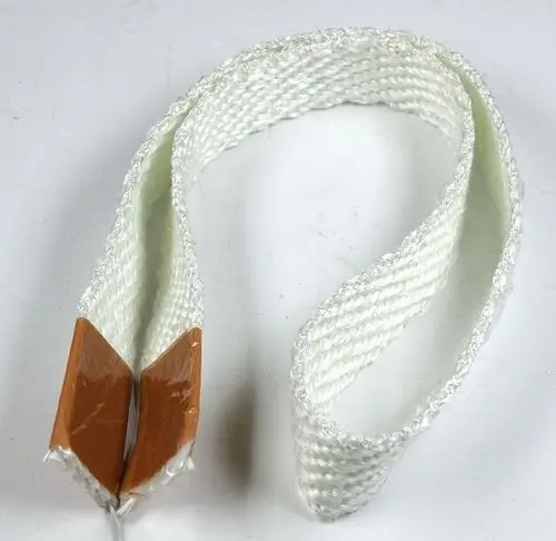 Dichtung aus geflochtenem Material mit zwei Enden, versehen mit Klebeflächen, für industrielle Anwendungen. Hergestellt von Remko.