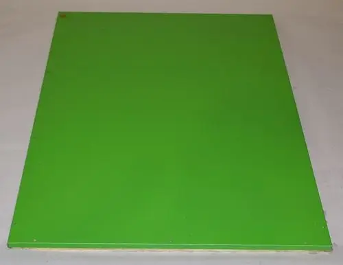 Grünes, rechteckiges Verkleidungsblech von Remko, isoliert, mit sichtbaren Befestigungslöchern in den Ecken, auf neutralem Hintergrund.