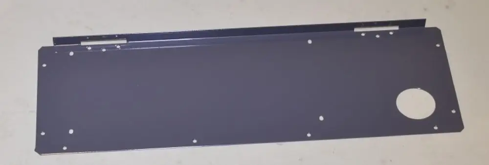 Remko Gehäuseboden in dunkler Farbe mit ausgeschnittenem Rechteck und rundem Loch, versehen mit mehreren Montagedurchführungen und einer Befestigungsleiste.