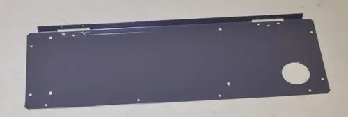 Remko Gehäuseboden in dunkler Farbe mit ausgeschnittenem Rechteck und rundem Loch, versehen mit mehreren Montagedurchführungen und einer Befestigungsleiste.
