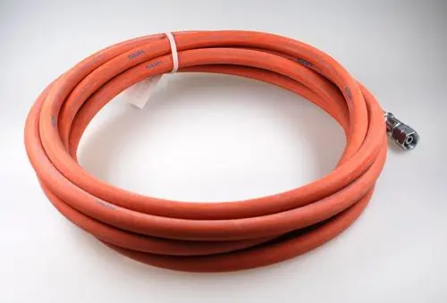 Ein orangefarbener Gasschlauch mit einem Ende, der für Druckanwendungen geeignet ist. Zu sehen sind die Form und die Oberfläche des Schlauches, ohne spezifische Maße. Marke Remko.