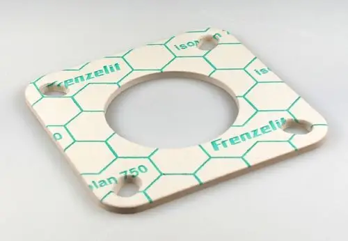 Flanschdichtung von Remko mit quadratischer Form und zentraler Öffnung. Sie hat vier Befestigungslöcher und eine strukturierte Oberfläche.
