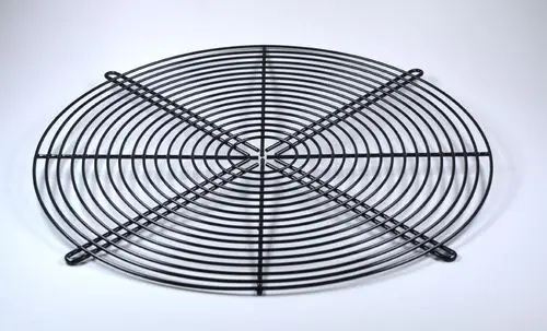 Schwarzes, rundes Ansaugschutzgitter mit mehreren runden Drähten, konstruiert für Luftzirkulation, verwendet in Systemen wie denen von Remko.