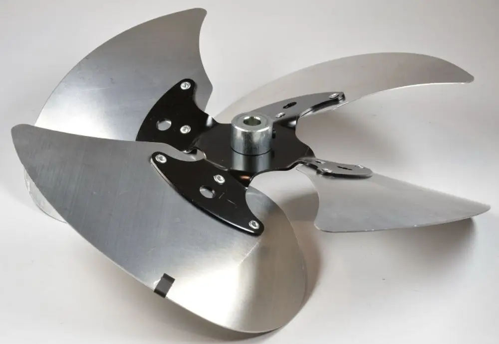 Remko Ventilatorflügel mit drei asymmetrischen Metallblättern, montiert auf einer zentralen Achse. Die Konstruktion ist robust und für industriellen Einsatz geeignet.
