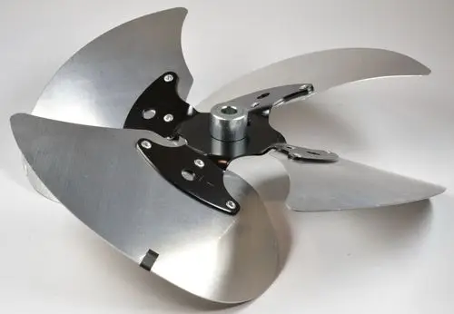 Remko Ventilatorflügel mit drei asymmetrischen Metallblättern, montiert auf einer zentralen Achse. Die Konstruktion ist robust und für industriellen Einsatz geeignet.