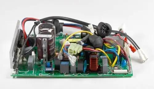 Leiterplatte mit verschiedenen Komponenten wie Kondensatoren und Widerständen. Kabel mit unterschiedlichen Farbcodierungen. Produkt von Remko.