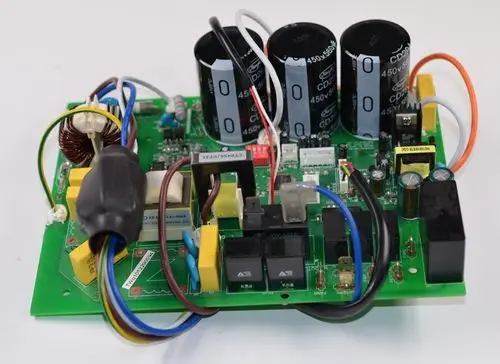 PCB mit verschiedenen elektrischen Bauteilen, darunter Elektrolytkondensatoren und Relais, hergestellt von Remko.
