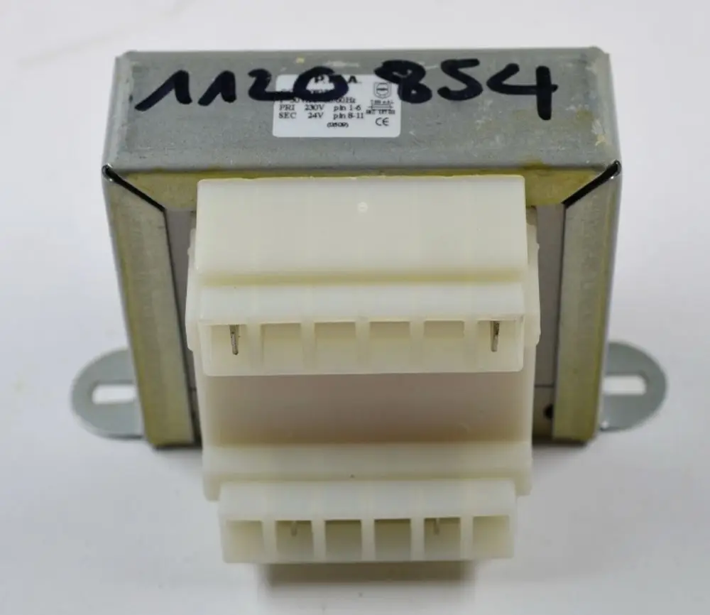 Transformator der Marke Remko mit zwei Anschlusssteckern, montiert in einem Metallgehäuse, zur Umwandlung von 230V auf 24V.