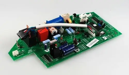 Steuerplatine von Remko mit verschiedenen Bauteilen wie Transistoren, Widerständen und Kondensatoren, auf grünem Leiterplattenmaterial.