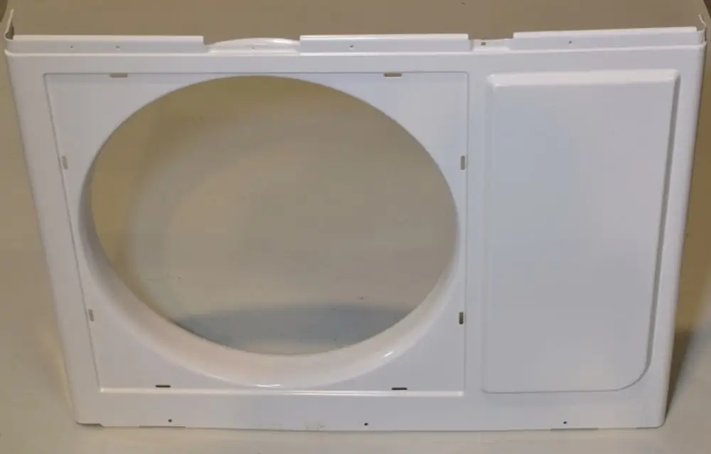 Vordere Wand eines Gerätes in Weiß, möglicherweise zugehörig zu einem Produkt von Remko. Das zentrale Loch und eine seitliche Fläche sind deutlich erkennbar.