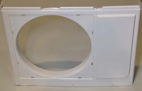 Vordere Wand eines Gerätes in Weiß, möglicherweise zugehörig zu einem Produkt von Remko. Das zentrale Loch und eine seitliche Fläche sind deutlich erkennbar.