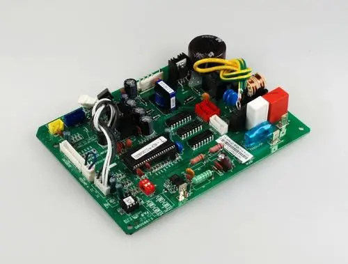 Grüne Steuerplatine mit verschiedenen elektrischen Bauteilen, einschließlich Kondensatoren, Steckverbindern und Schaltern, zur Verwendung in Produkten der Marke Remko.