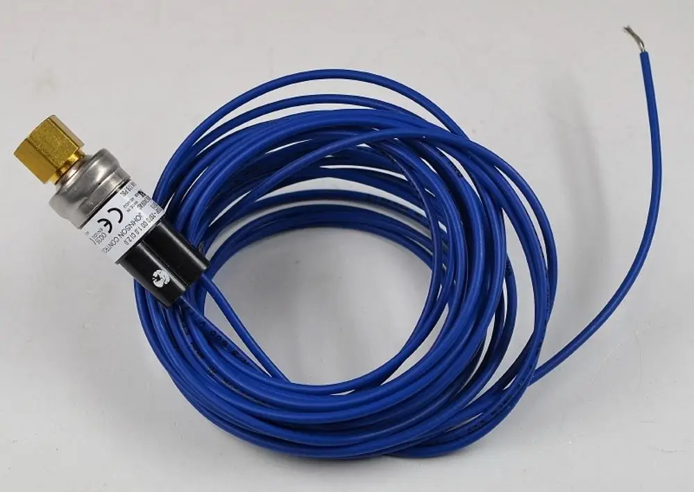 Niederdruckwächter mit blauen Kabeln und Metallanschluss. Produkt von Remko. Gerät ist zur Drucküberwachung in Heizungs- oder Klimaanlagen geeignet.