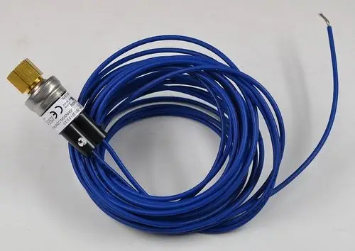Niederdruckwächter mit blauen Kabeln und Metallanschluss. Produkt von Remko. Gerät ist zur Drucküberwachung in Heizungs- oder Klimaanlagen geeignet.