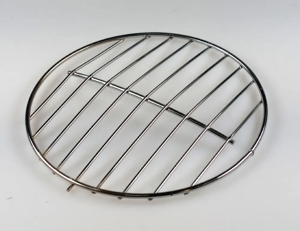 Rundes Metallgitter mit parallel verlaufenden Streben, geeignet zur Verwendung in Heizgeräten, hergestellt von Remko.