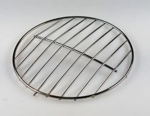 Rundes Metallgitter mit parallel verlaufenden Streben, geeignet zur Verwendung in Heizgeräten, hergestellt von Remko.