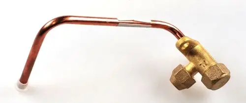 Kupferrohr mit einem angebrachten Absperrventil aus Messing. Das Produkt stammt von der Marke Remko und hat zwei Anschlussstellen.