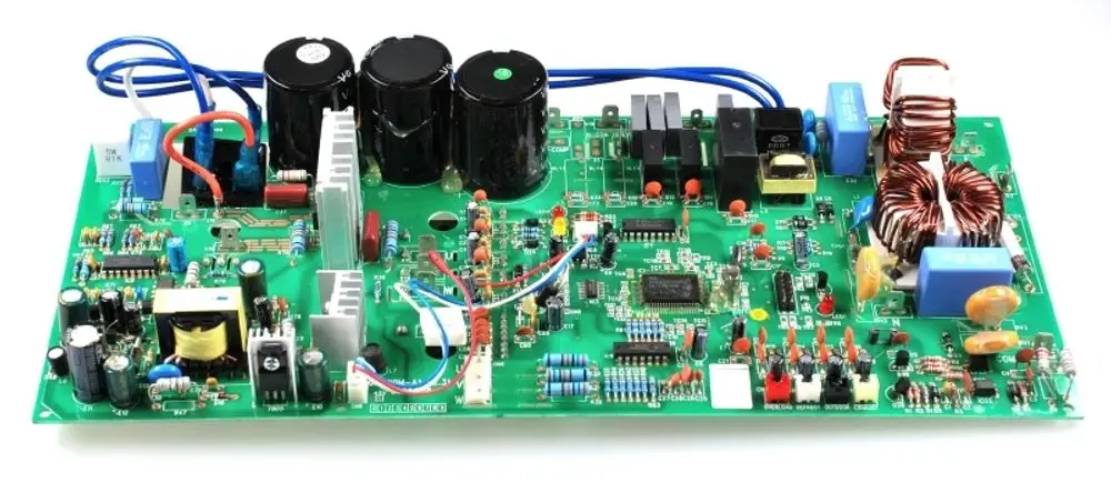 Leistungsplatine von Remko mit verschiedenen elektronischen Komponenten, darunter Kondensatoren, Relais und Kühlkörper, auf grüner Leiterplatte.