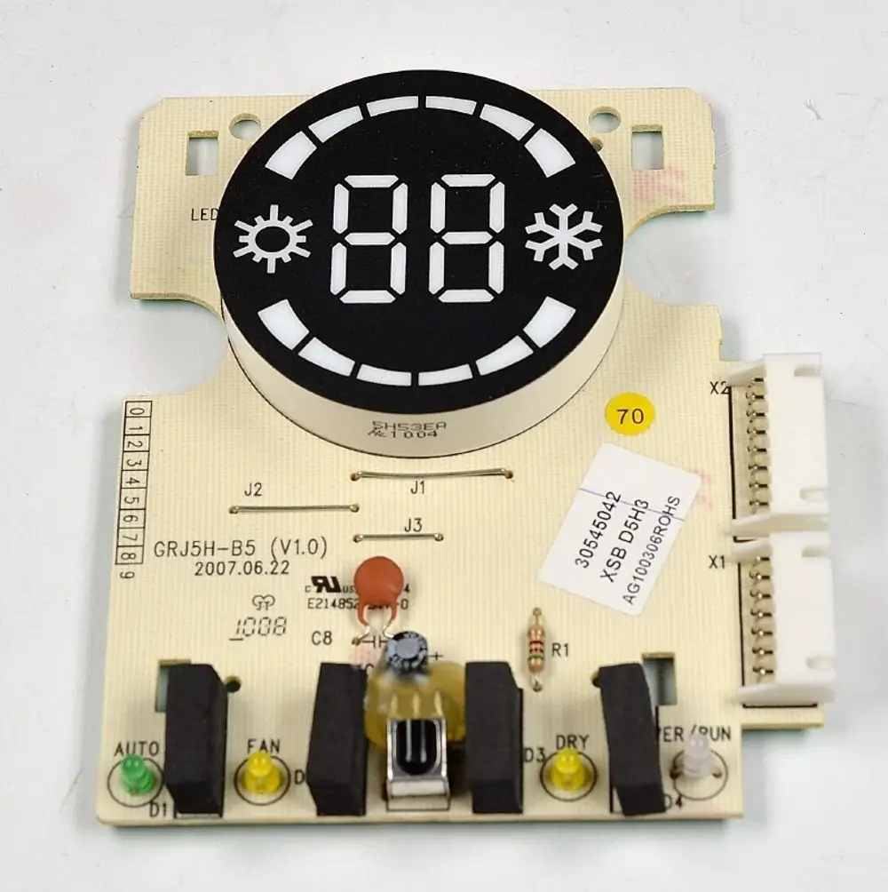 Steuerplatine mit digitalem Display und Bedienelementen. Teil einer Remko-Anlage zur Steuerung und Anzeige von Funktionen. Verbinder für externe Komponenten erkennbar.