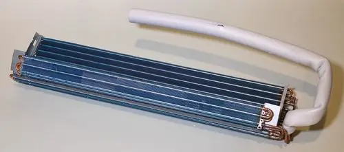 Verdampfer von Remko mit mehreren kupfernen Rohrleitungen und einem isolierten Anschluss, ausgelegt für Kühl- oder Klimaanlagen.