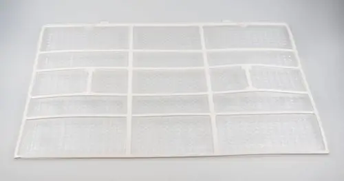 Luftfilter von Remko in rechteckiger Form, mit mehreren transparenten Kammern, auf heller Unterlage. Der Filter scheint für den Einsatz in Heizsystemen konzipiert zu sein.