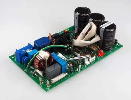 Steuerplatine mit verschiedenen elektronischen Bauteilen, darunter Kondensatoren, Spulen und Stecker, produziert von Remko.