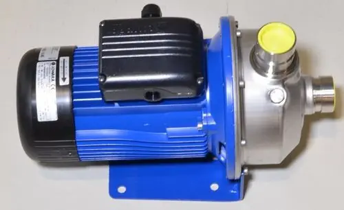 Umwälzpumpe mit schwarzem Motor und silbernem Pumpengehäuse, hergestellt von Remko, auf einer blauen Montageplatte. Schraubanschlüsse sind gut sichtbar.
