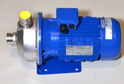 Blaue Umwälzpumpe mit silbernem Gehäuse und elektrischer Anschlussbox. Herstellermarke Remko ist auf dem Typenschild sichtbar. Vorne sind Ein- und Auslassanschlüsse abgebildet.