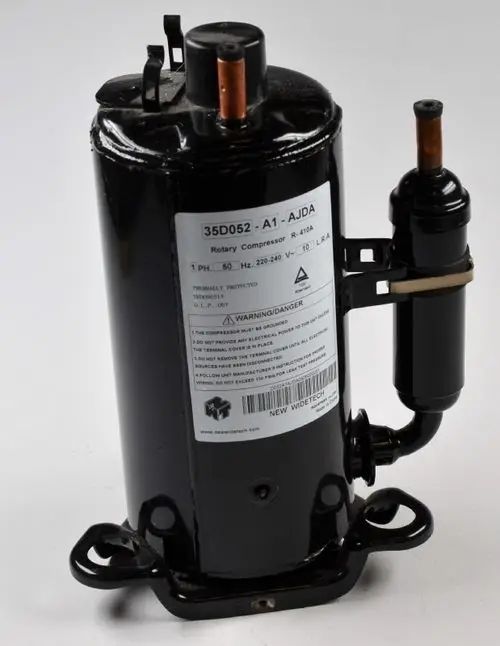 Schwarzer Rotary-Kompressor von Remko mit mehreren Anschlussrohren. Auf dem Gehäuse befindet sich das Typenschild mit technischen Informationen und Warnhinweisen.