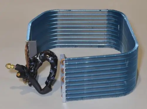 Verdampfer in blauer Farbe mit geschwungenen Rohren und Verbindungen, verwendet in der Klimatisierungstechnik, möglicherweise von der Marke Remko.