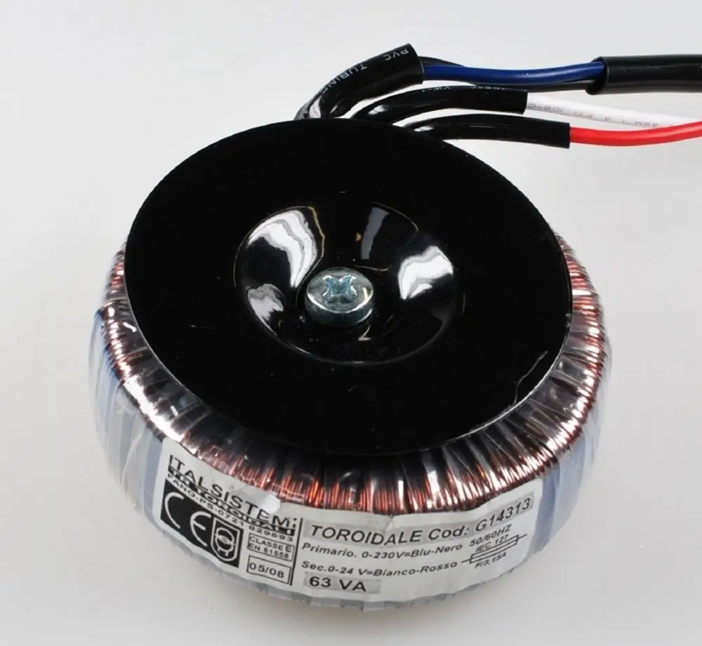 Transformator mit runder Form und mehreren Anschlusskabeln, sichtbar etikettiert mit technischen Informationen. Produkt von Remko.