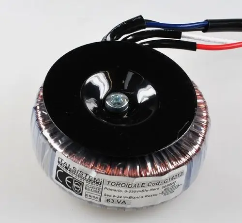 Transformator mit runder Form und mehreren Anschlusskabeln, sichtbar etikettiert mit technischen Informationen. Produkt von Remko.