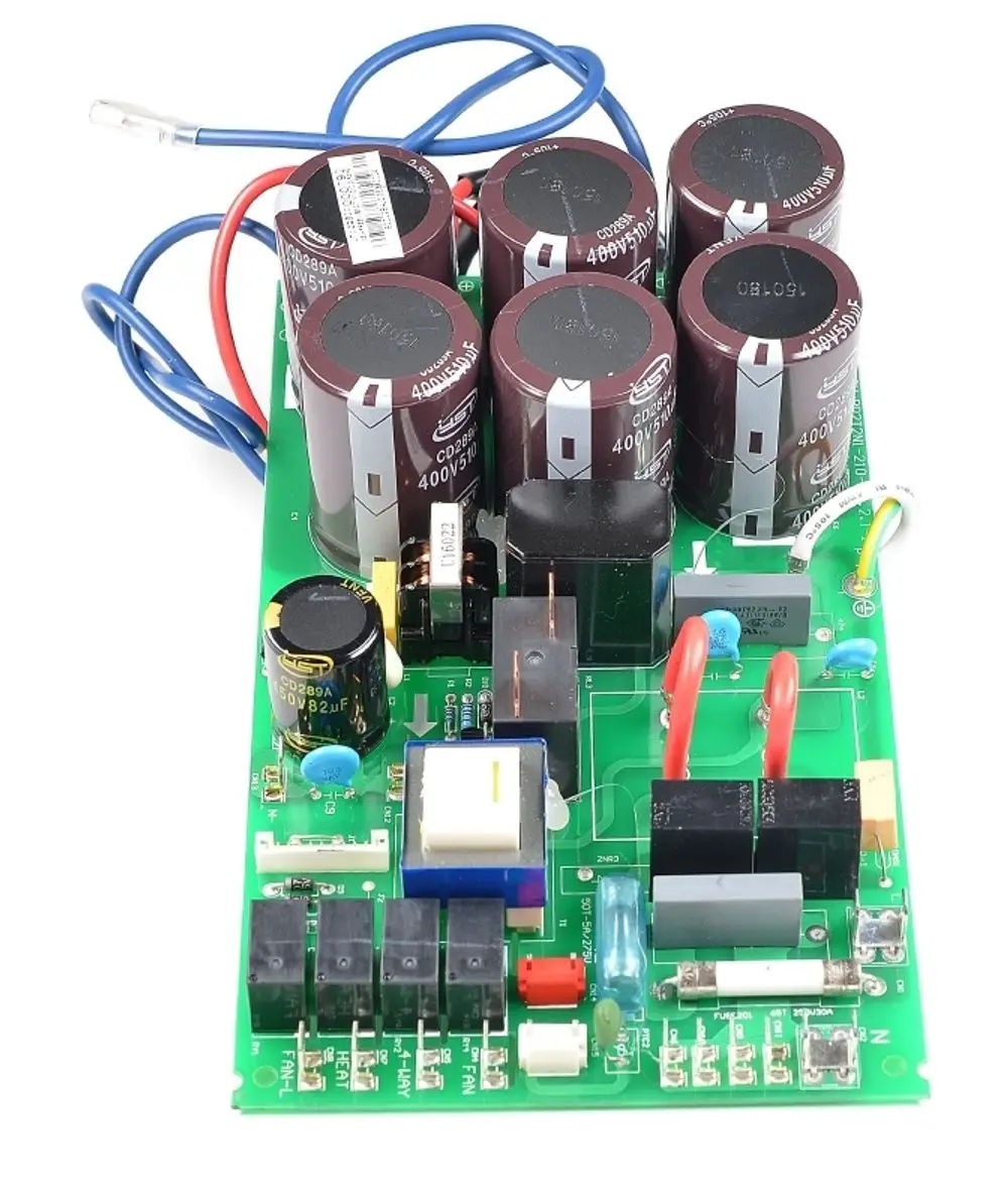 Steuerplatine von Remko mit mehreren Kondensatoren, Relais und verschiedenen komponenten. Grünes PCB-Design mit Anschlusskabeln und den benötigten Schaltkreisen.