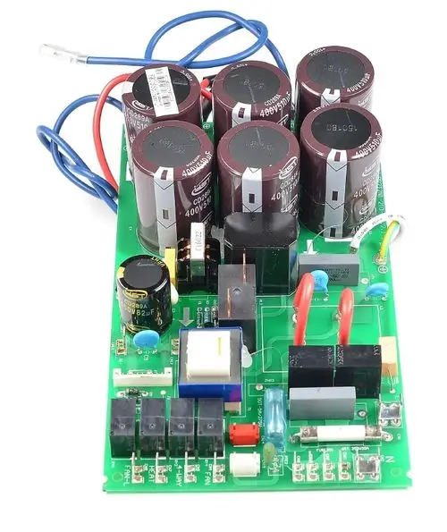Steuerplatine von Remko mit mehreren Kondensatoren, Relais und verschiedenen komponenten. Grünes PCB-Design mit Anschlusskabeln und den benötigten Schaltkreisen.