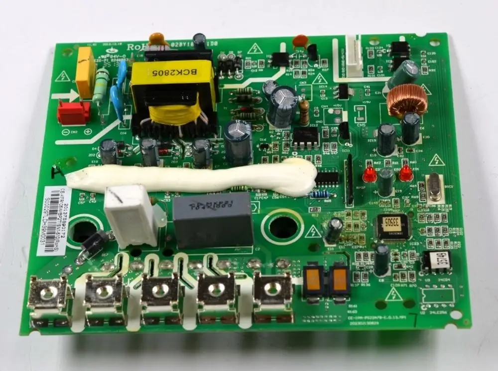 Platine mit verschiedenen elektrischen Komponenten wie Transistoren, Widerständen und Kondensatoren, hergestellt von Remko. Auf der Platine sind auch mehrere Steckverbindungen sichtbar.